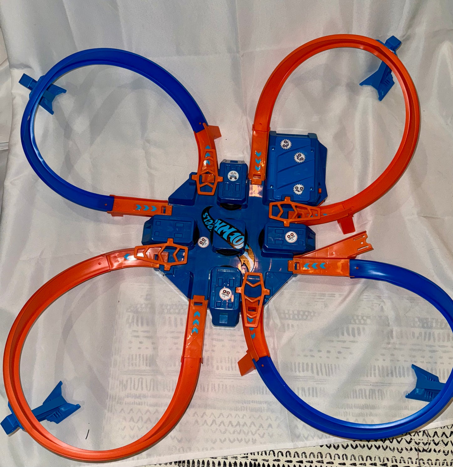 Hot Wheels - Speed track, cloverleaf, battery powered collision course